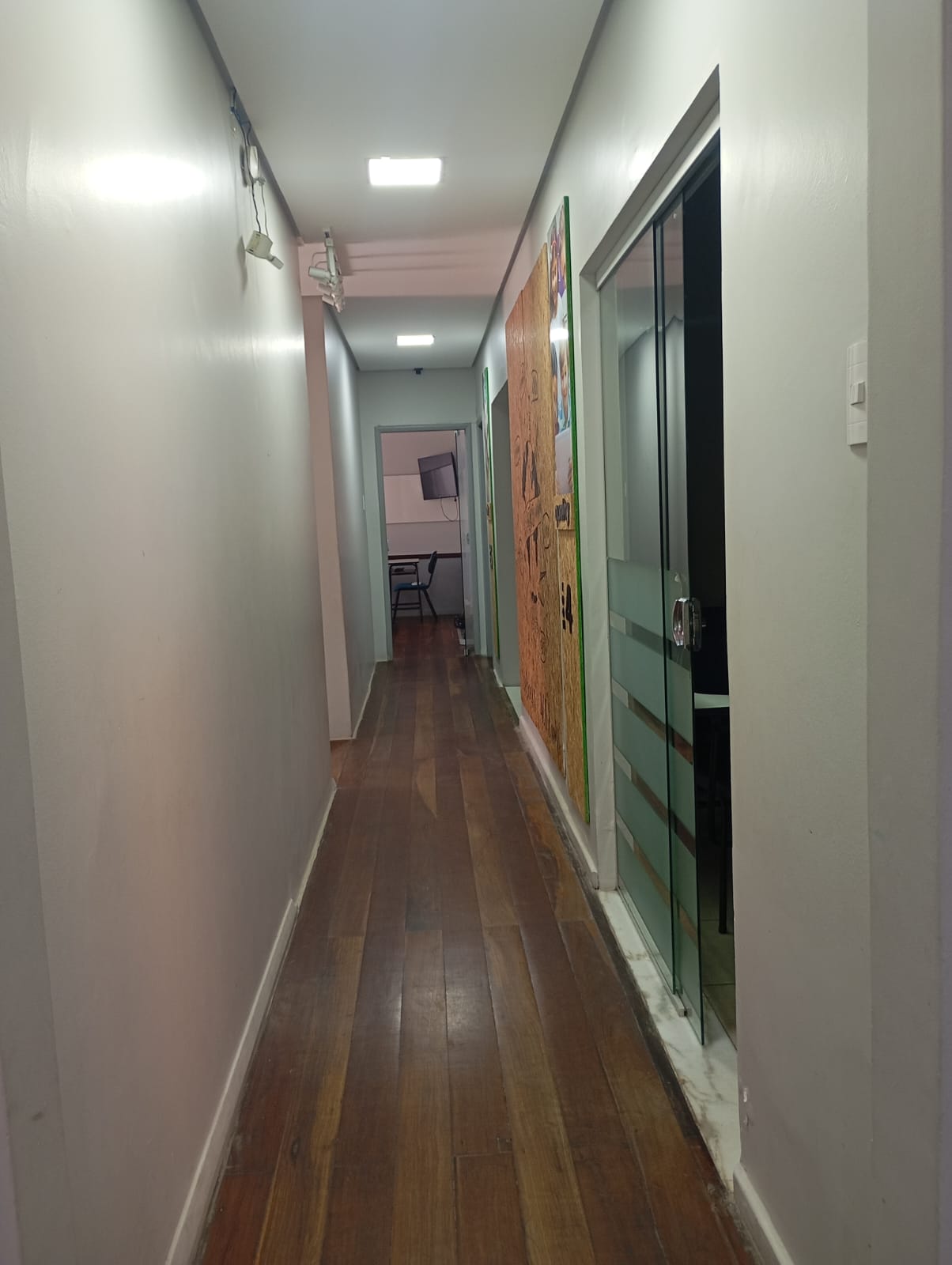 Corredor com acesso às salas